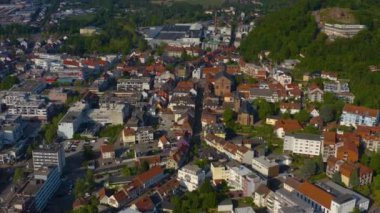 Baharın güneşli bir gününde Alman şehrinin havadan görünüşü.