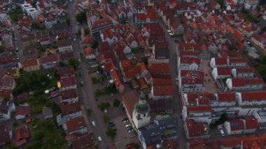 Almanya 'nın Winnenden kentinin etrafındaki hava manzarası yazın geç bir öğleden sonra.