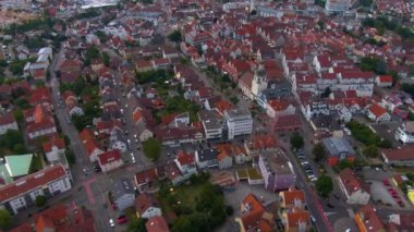 Almanya 'nın Winnenden kentinin etrafındaki hava manzarası yazın geç bir öğleden sonra.