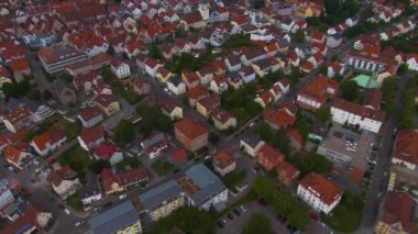 Almanya 'nın Winnenden kentinin etrafındaki hava manzarası yazın geç bir öğleden sonra.