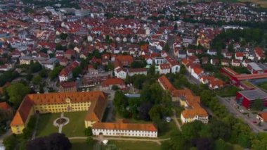 Almanya 'nın Winnenden kentinin etrafındaki hava manzarası yazın geç bir öğleden sonra.