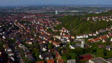 Yazın güneşli bir günde Almanya 'nın Stuttgart kentindeki hava manzarası
