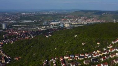 Yazın güneşli bir günde Almanya 'nın Stuttgart kentindeki hava manzarası
