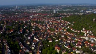 Yazın güneşli bir günde Almanya 'nın Stuttgart kentindeki hava manzarası