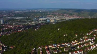 Yazın güneşli bir günde Almanya 'nın Stuttgart kentindeki hava manzarası
