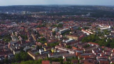 Yazın güneşli bir günde Almanya 'nın Stuttgart kentindeki hava manzarası