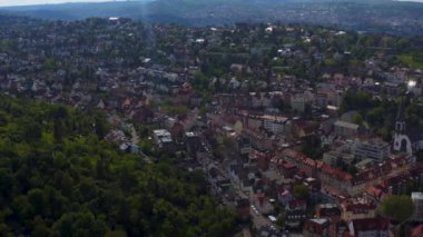 Yazın güneşli bir günde Almanya 'nın Stuttgart kentindeki hava manzarası