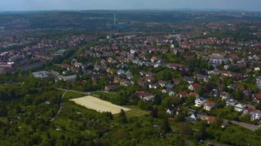 Yazın güneşli bir günde Almanya 'nın Stuttgart kentindeki hava manzarası