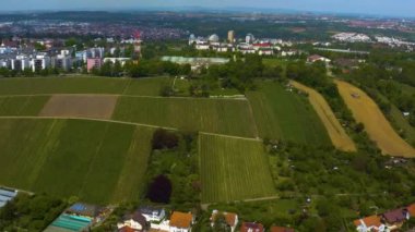 Yazın güneşli bir günde Almanya 'nın Stuttgart kentindeki hava manzarası