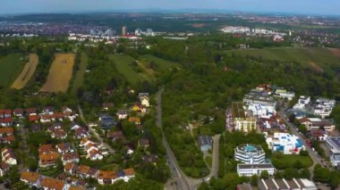 Yazın güneşli bir günde Almanya 'nın Stuttgart kentindeki hava manzarası