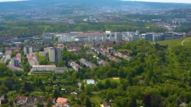 Yazın güneşli bir günde Almanya 'nın Stuttgart kentindeki hava manzarası