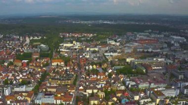 Yazın güneşli bir günde Almanya 'nın Stuttgart kentindeki hava manzarası