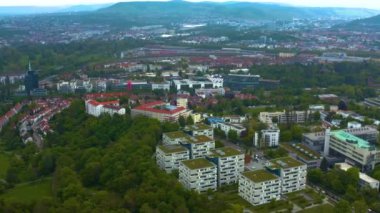 Yazın güneşli bir günde Almanya 'nın Stuttgart kentindeki hava manzarası