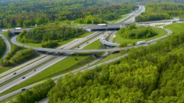Otoyol çevresindeki hava manzarası, Almanya 'da güneşli bir bahar sabahı otoban kavşağı kreutz vaihingen stuttgart..