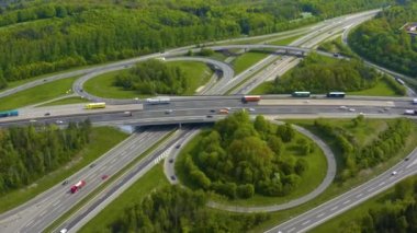 Otoyol çevresindeki hava manzarası, Almanya 'da güneşli bir bahar sabahı otoban kavşağı kreutz vaihingen stuttgart..