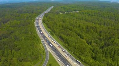 Otoyol çevresindeki hava manzarası, Almanya 'da güneşli bir bahar sabahı otoban kavşağı kreutz vaihingen stuttgart..