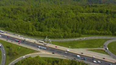 Otoyol çevresindeki hava manzarası, Almanya 'da güneşli bir bahar sabahı otoban kavşağı kreutz vaihingen stuttgart..