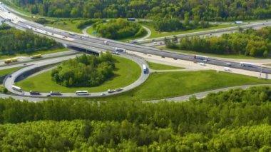 Otoyol çevresindeki hava manzarası, Almanya 'da güneşli bir bahar sabahı otoban kavşağı kreutz vaihingen stuttgart..