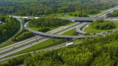Otoyol çevresindeki hava manzarası, Almanya 'da güneşli bir bahar sabahı otoban kavşağı kreutz vaihingen stuttgart..