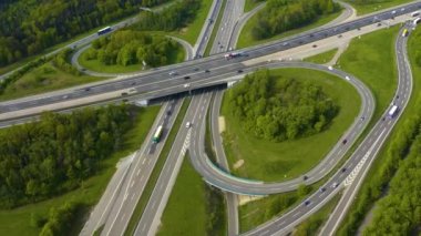Otoyol çevresindeki hava manzarası, Almanya 'da güneşli bir bahar sabahı otoban kavşağı kreutz vaihingen stuttgart..