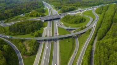 Otoyol çevresindeki hava manzarası, Almanya 'da güneşli bir bahar sabahı otoban kavşağı kreutz vaihingen stuttgart..