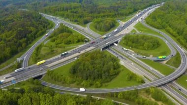 Otoyol çevresindeki hava manzarası, Almanya 'da güneşli bir bahar sabahı otoban kavşağı kreutz vaihingen stuttgart..