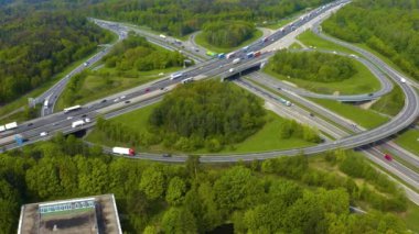Otoyol çevresindeki hava manzarası, Almanya 'da güneşli bir bahar sabahı otoban kavşağı kreutz vaihingen stuttgart..