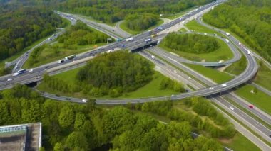 Otoyol çevresindeki hava manzarası, Almanya 'da güneşli bir bahar sabahı otoban kavşağı kreutz vaihingen stuttgart..