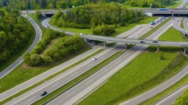 Otoyol çevresindeki hava manzarası, Almanya 'da güneşli bir bahar sabahı otoban kavşağı kreutz vaihingen stuttgart..