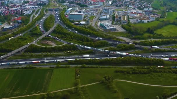 早朝にレオンベルクドイツの高速道路Autobahn三角形の空中ビュー — ストック動画