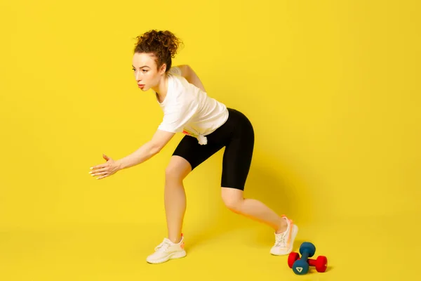 Entraînement Jeune Femme Bouclée Faisant Des Exercices Copy Space Studio — Photo