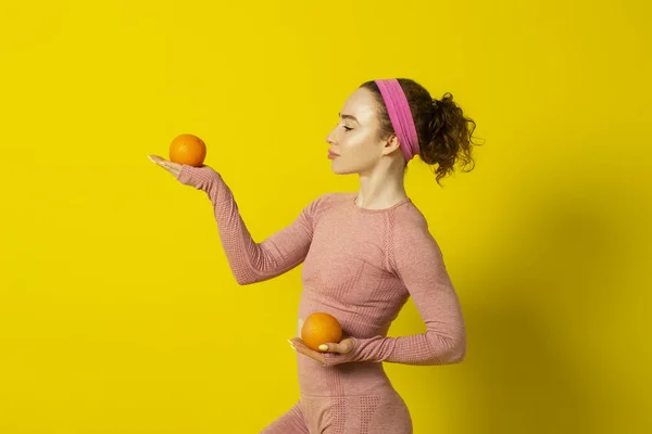 Atlético Hermosa Chica Rizada Sosteniendo Naranjas Sobre Fondo Amarillo —  Fotos de Stock