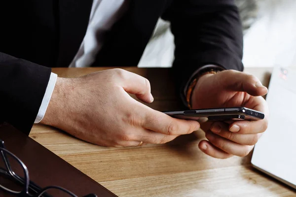 akıllı telefon kullanan bir adam portresi portre