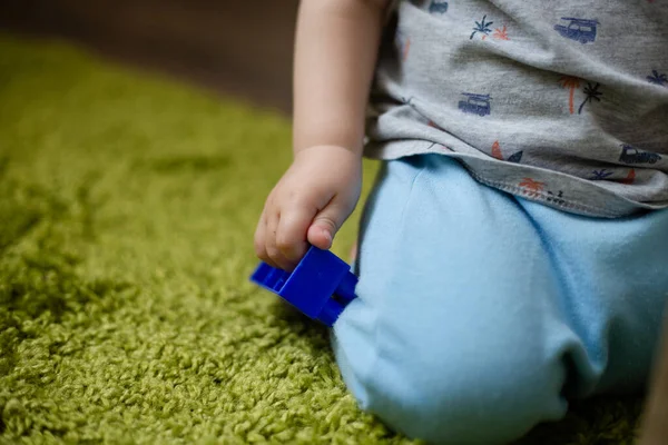 Kleine Jongen Speelt Speelgoed Kinderkamerhet Kind Houdt Een Deel Van — Stockfoto