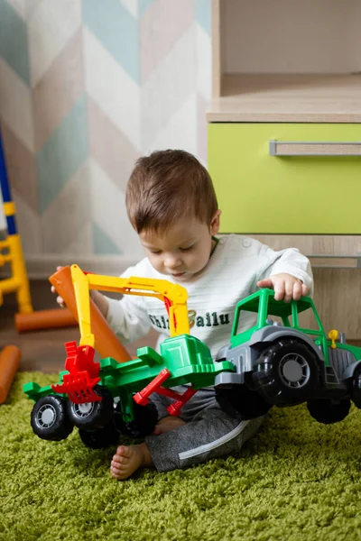 Kind Aan Het Spelen Kinderkamer Jongen Spelen Met Een Speelgoed — Stockfoto