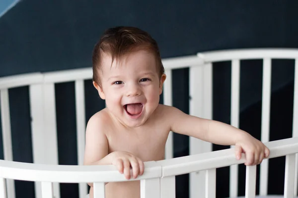 Baby Een Wieg Lachend Kind — Stockfoto
