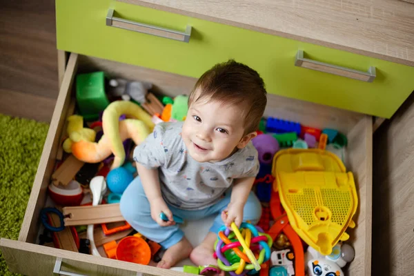 Kleine Jongen Speelt Met Speelgoed Kinderkamer Baby Zit Het Midden — Stockfoto