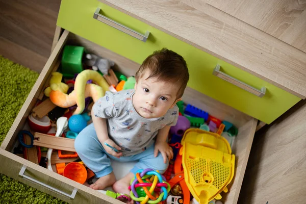 Kleine Jongen Speelt Met Speelgoed Kinderkamer Kind Zit Een Plank — Stockfoto