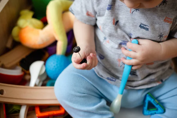 Kleine Jongen Speelt Speelgoed Kinderkamer Het Kind Houdt Een Speeltje — Stockfoto