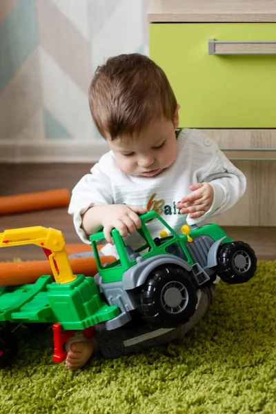 Kind Aan Het Spelen Kinderkamer Jongen Spelen Met Een Speelgoed — Stockfoto