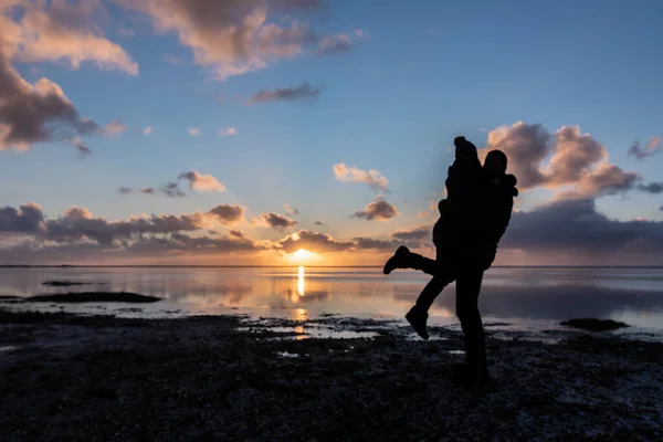 Silhouette Eines Paares Bei Sonnenaufgang — Stockfoto