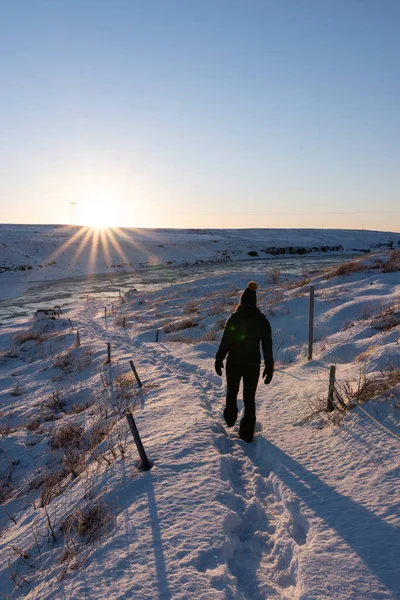 Karda yürüyen kadın