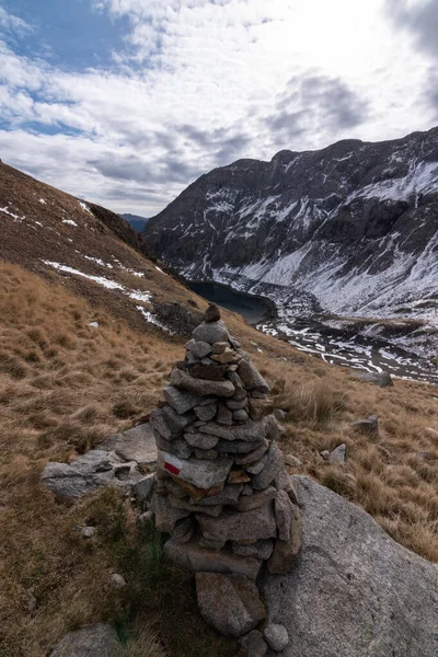 Pireneler 'de bir göl manzarası