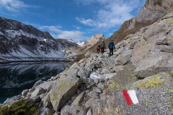 Gölün etrafında gezinirken