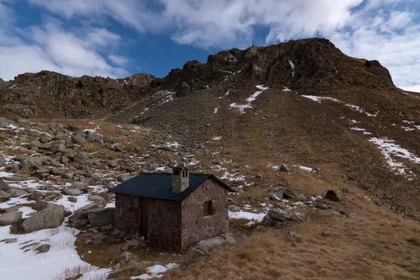 Pireneler 'deki dağ sığınağı