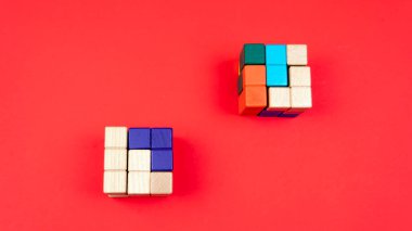 Tahta bulmacaya odaklan. Tahta bulmaca bulmacayı çözerken yaratıcı düşünmeyi öğretir.