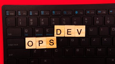 DevOps kavramı, sistem geliştirme yaşam döngüsünü çevik yöntembilimle kısaltmak için yazılım geliştirme (Dev) ve bilişim işlemlerini birleştirmektir.. 