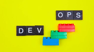 DevOps kavramı, sistem geliştirme yaşam döngüsünü çevik yöntembilimle kısaltmak için yazılım geliştirme (Dev) ve bilişim işlemlerini birleştirmektir.