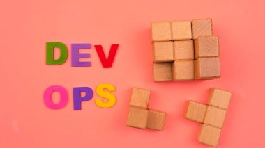 DevOps kavramı, sistem geliştirme yaşam döngüsünü çevik yöntembilimle kısaltmak için yazılım geliştirme (Dev) ve bilişim işlemlerini birleştirmektir.. 