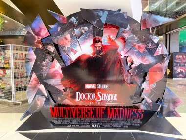 21 Mayıs 2022, Rawang, Malezya - Çılgınlığın Çoklu Evreninde Doktor Strange adlı filmin seçici bir odağı. Gürültü ve tahıl içerir